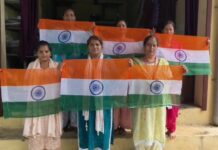 हर घर लहराएगा दून का हैंडमेड तिरंगा, देहरादून में समूह की महिलाएं बना रहीं तिरंगा